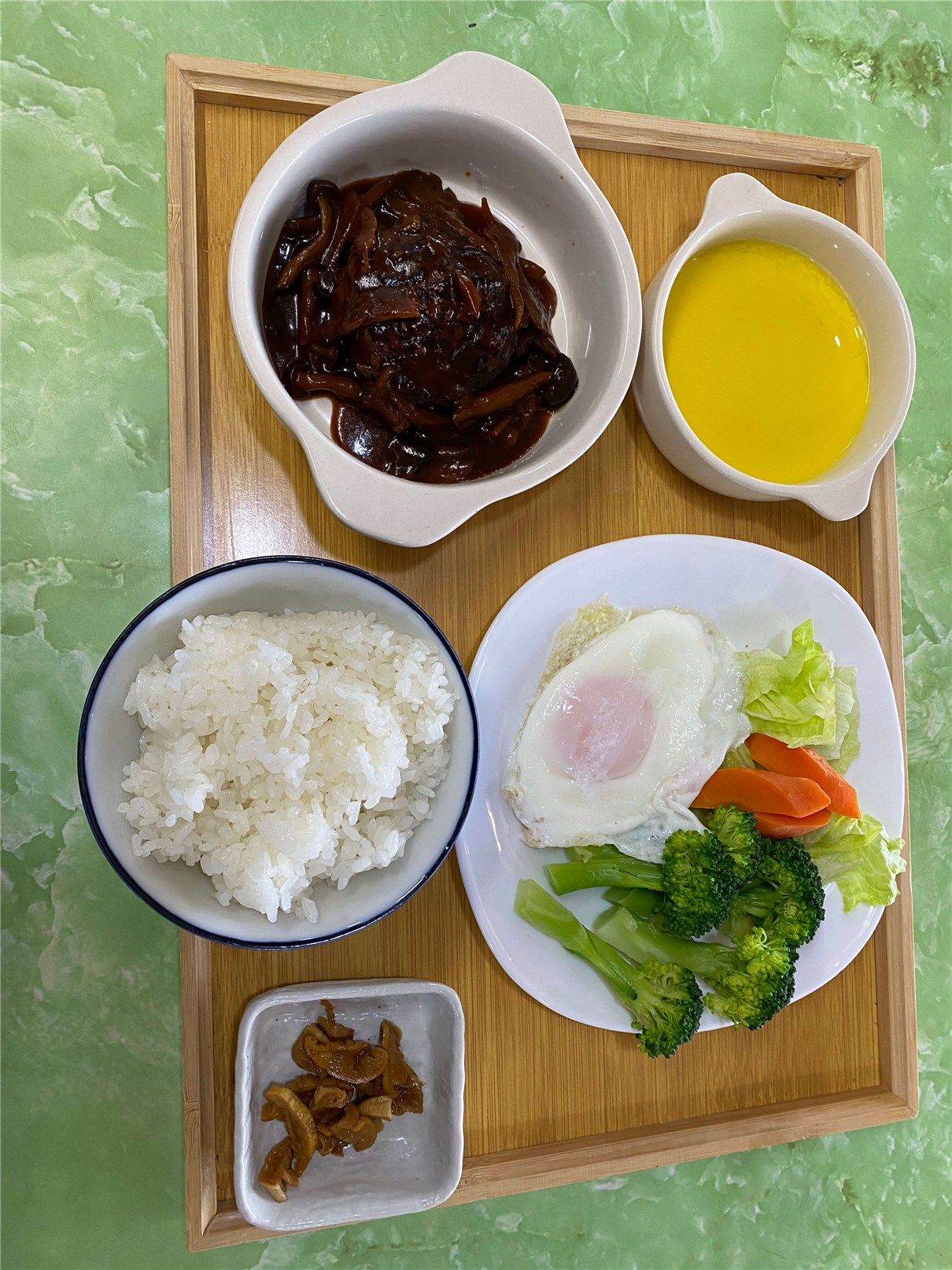 4種きのこの煮込みハンバー｜ほっと温まるランチ