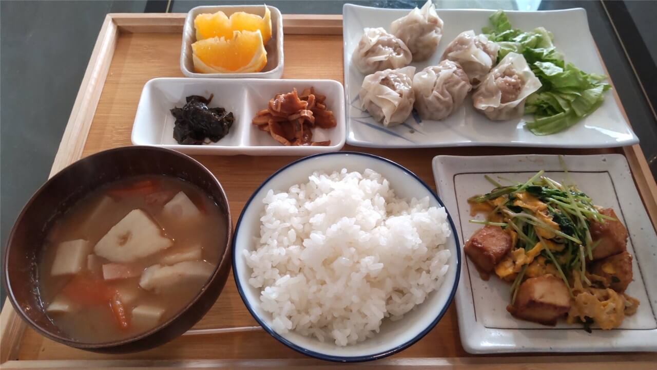 三元豚を包丁で刻んで作る、手作りシュウマイのランチ