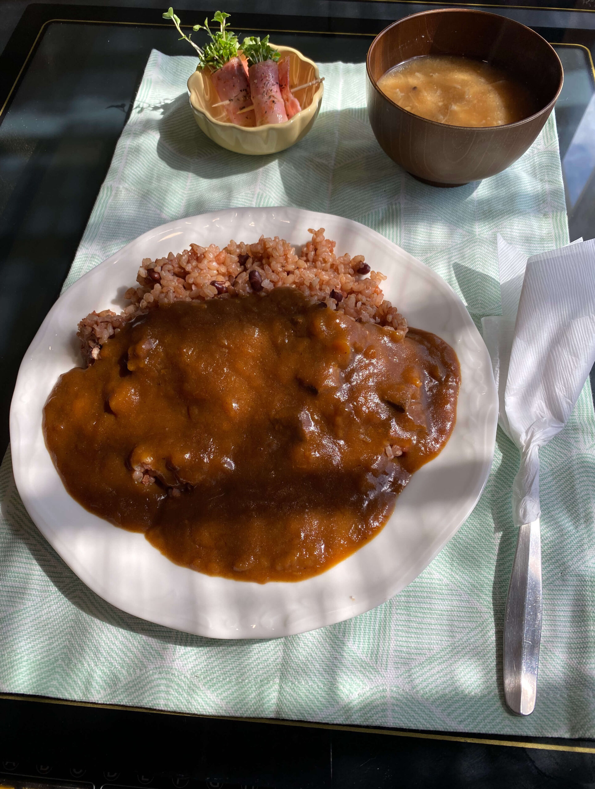 健康的に五穀米カレーとブロッコリースプライトのサラダ